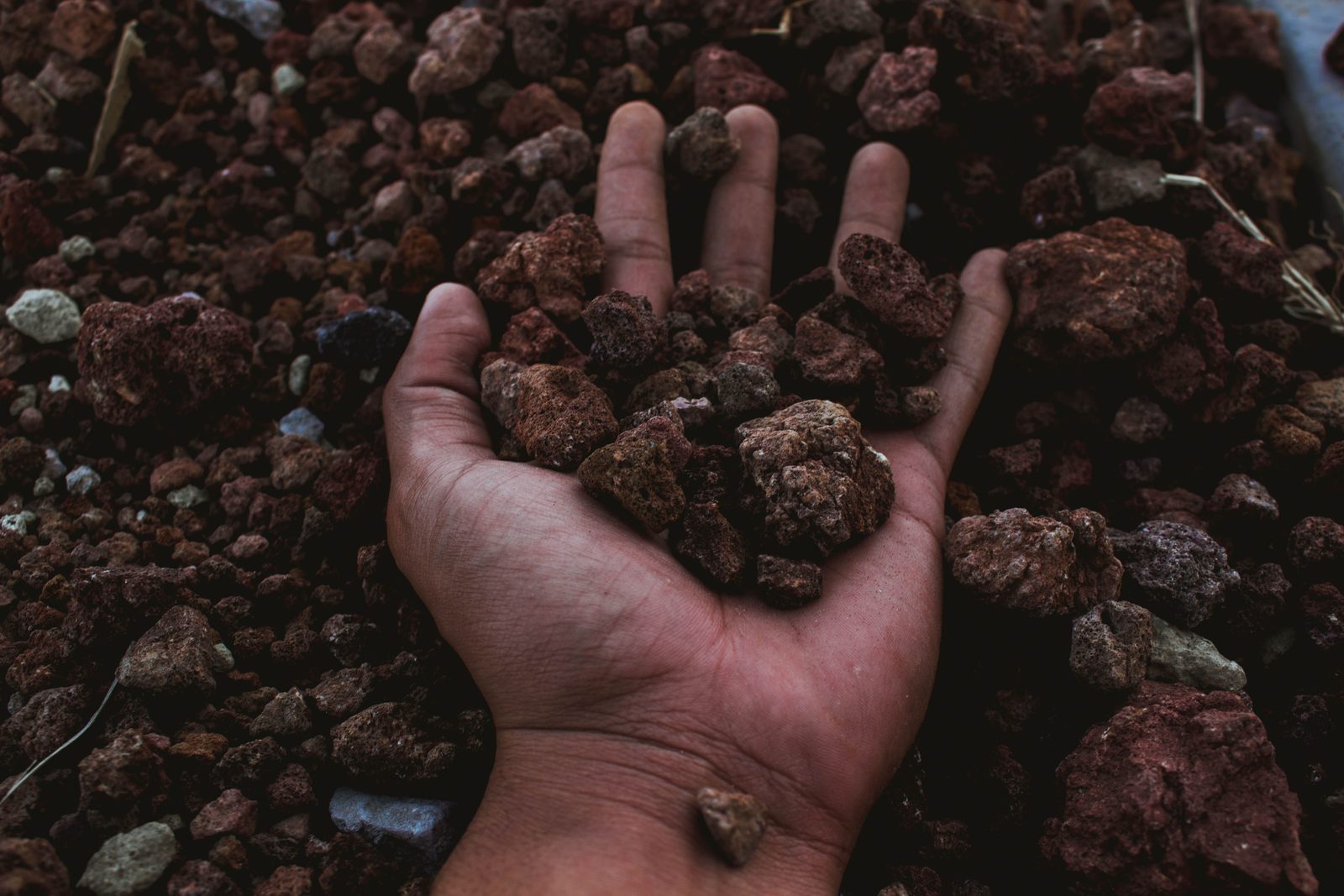 Decorative gravel and stones for aquariums